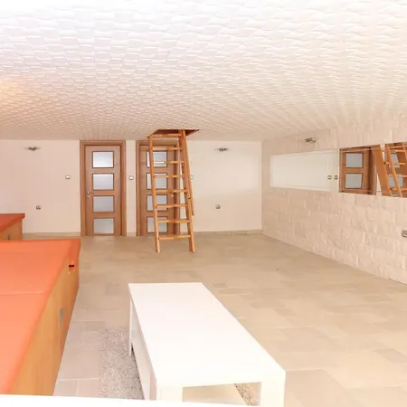 Apartman Red & White